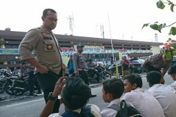 Sejumlah pelajar di Medan serang polisi dengan batu