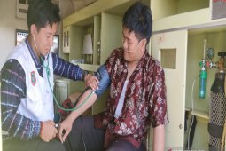 Tim Kesehatan patroli mobil oksigen ke daerah terdampak kabut asap