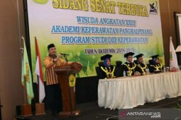 Gubernur Babel ingatkan lulusan Akper jangan terlalu bangga
