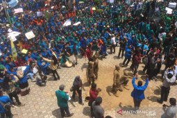 Aksi Teaterikal  di gedung DPRA
