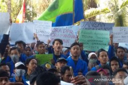 Giliran BEM Universitas Muhammadiyah Jember demo tolak RKUHP dan UU KPK