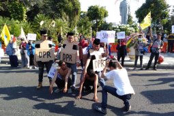 Puluhan mahasiswa PMII Surabaya demo tuntut pimpinan KPK mundur