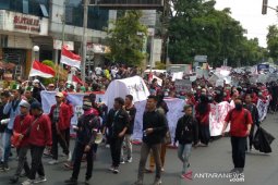 Mahasiswa usung keranda mayat ke DPRD