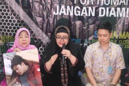Ibu Faisal Amir menangis di Komnas HAM, jika anak saya meninggal jenazahnya akan saya bawa ke DPR