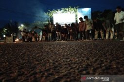 Lakukan aksi unjuk rasa, puluhan aktivis HMI Sultra shalat di tengah jalan