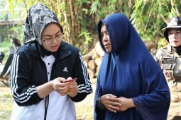 Ibu Sri terharu dapat bantuan perbaikan rumah dari Bupati Purwakarta