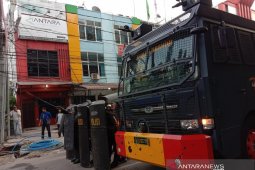 Mahasiwa bantu polisi halau massa yang anarkis