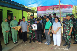 TNI serahkan hasil bedah rumah kepada warga Kubar