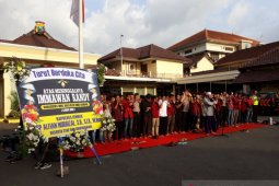 Di Jember, mahasiswa bersama polisi shalat gaib untuk mahasiswa Kendari