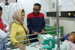 Gubernur-Kapolda jenguk mahasiswa korban demo Makassar yang dirawat