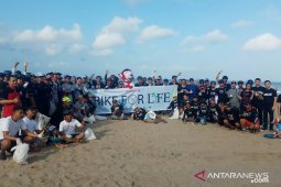 Rodalink adakan aksi pungut sampah plastik di Pantai Seminyak