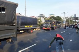 Demonstrasi DPR, massa serang mobil  polisi