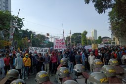 Akses jalan ditutup, massa merangsek ke belakang Gedung DPR