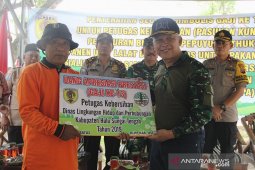 Pemkab HST serahkan gaji ke-13 pasukan kuning
