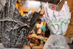 Warga Sidoarjo olah kain bekas menjadi pot bunga hias