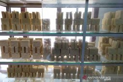 Dosen Unud latih peternak olah limbah propolis lebah jadi sabun
