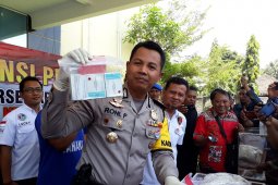 Polisi Kediri bongkar industri rumahan produksi pil "dobel L" (Video)