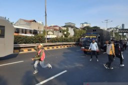 Puluhan orang diamankan polisi dalam bentrokan di Simpang  Semanggi