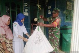 Babinsa Koramil 18/Pargarutan dampingi bidan layani kesehatan masyarakat desa