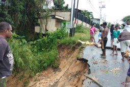 Jalan menuju Malanu Kampung kota Sorong longsor