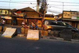 Sisa kericuhan masih terlihat di jalan arah gedung DPR jelang pelantikan DPR
