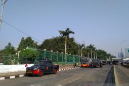 Pelantikan DPR, kendaraan taktis polisi disiagakan di Jalan  Gatsu
