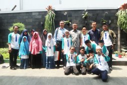Ade Sarip memberi motivasi kepada anak yatim