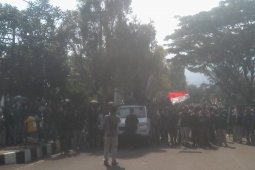 Tolak semua RUU, ratusan mahasiswa gelar aksi damai di Gedung DPRD Pandeglang