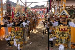ISI Denpasar "ngaturang ayah" di Pura Puseh Pujungan-Tabanan
