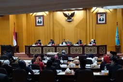 Paripurna DPRD Surabaya diwarnai aksi protes, ada apa?