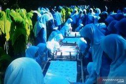Hari Batik Nasional, siswa SMAN 1 Asembagus Situbondo membatik massal