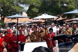 Peringati Hari Batik Nasional, Jokowi "membatik untuk negeri" di Solo