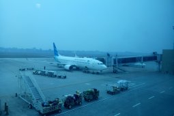 Empat pesawat berputar-putar akibat diselimuti kabut asap