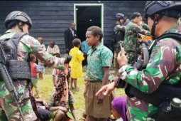 TNI bagikan pakaian batik kepada warga Nduga Papua