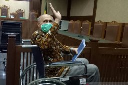 Kivlan Zen hadiri sidang lanjutan menggunakan batik berwarna  hitam