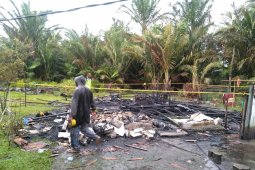 Satu rumah warga Negeri Tulehu terbakar akibat panik saat gempa