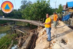 Ruas jalan Desa Hapalah Tabalong longsor