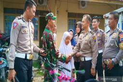 Anggota TNI terkejut didatangi  anggota Polri