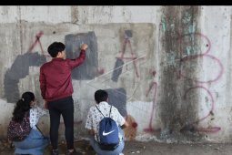 Aksi menghapus coretan vandalisme