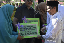 Pemkab Gorontalo salurkan berbagai bantuan di Limboto Barat