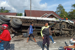 Satu orang tewas dalam kecelakaan beruntun libatkan delapan kendaraan