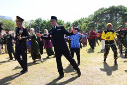 Gubernur Jabar Ridwan Kamil-Pangdam III Siliwangi menari Sajojo saat HUT TNI
