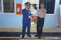 Kapolsek Kwandang beri kejutan kue Ultah ke anggota TNI AU