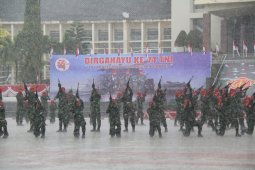 Hujan deras tidak kurangi semarak peringatan HUT TNI di Ambon