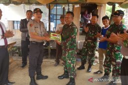Kebersamaan di HUT TNI, Danramil dan Kapolsek saling menyuapi