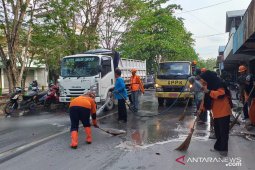 Satgas Lebah Belitung-IPC bersihkan jalan raya dari tumpahan pasir kaolin