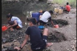 Krisis air bersih melanda warga di wilayah Tulungagung selatan