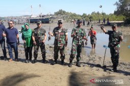 Peringati HUT ke-74, prajurit TNI tanam mangrove di Gorontalo Utara