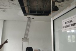 Atap gedung pemerintah Kayong Utara bocor, plafon jebol karena hujan deras