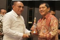 Gubernur serahkan Piala TPID berprestasi kepada Bupati Karo